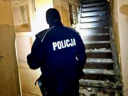 Policjanci sprawdzają miejsca przebywania osób bezdomnych