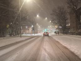 Na drogach spora warstwa śniegu. Warunki są bardzo złe