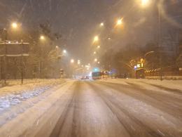Na drogach spora warstwa śniegu. Warunki są bardzo złe