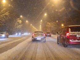 Na drogach spora warstwa śniegu. Warunki są bardzo złe