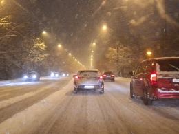 Na drogach spora warstwa śniegu. Warunki są bardzo złe