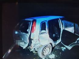 Zauważyła rozbity na poboczu samochód, bez wahania pomogła 18-letniemu pasażerowi forda