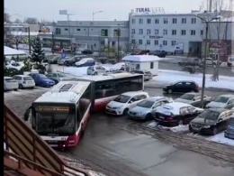 Zator na pętli przy Dambonia w Opolu. Źle zaparkowany pojazd zablokował autobusy