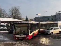 Zator na pętli przy Dambonia w Opolu. Źle zaparkowany pojazd zablokował autobusy