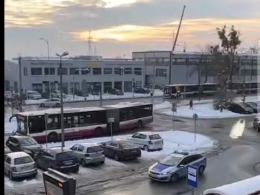 Zator na pętli przy Dambonia w Opolu. Źle zaparkowany pojazd zablokował autobusy