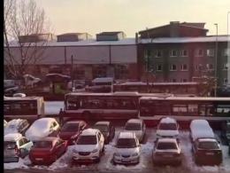 Zator na pętli przy Dambonia w Opolu. Źle zaparkowany pojazd zablokował autobusy