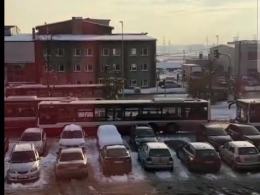 Zator na pętli przy Dambonia w Opolu. Źle zaparkowany pojazd zablokował autobusy
