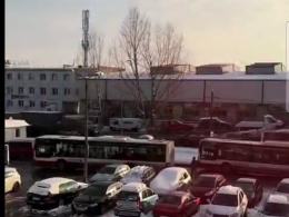 Zator na pętli przy Dambonia w Opolu. Źle zaparkowany pojazd zablokował autobusy