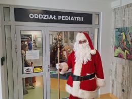 Dzieci przebywające w szpitalu spotkały Mikołaja!