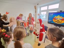 Dzieci przebywające w szpitalu spotkały Mikołaja!