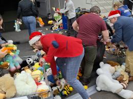 Niesamowite powodzenie akcji "Rzuć pluszaka dla dzieciaka". Parkiet "utonął" w maskotkach