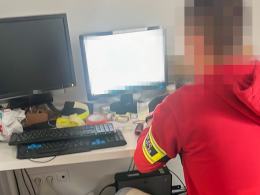 Tysiące kart sim do popełniania przestępstw. Zatrzymano trzy osoby