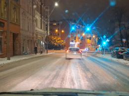 Trudne, zimowe warunki na opolskich drogach. Gdzie są służby?