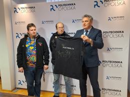 Rektor Politechniki Opolskiej przekazał dary na WOŚP
