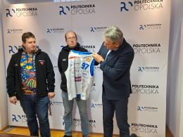 Rektor Politechniki Opolskiej przekazał dary na WOŚP