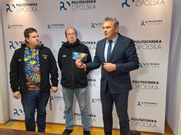 Rektor Politechniki Opolskiej przekazał dary na WOŚP