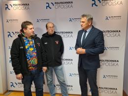 Rektor Politechniki Opolskiej przekazał dary na WOŚP