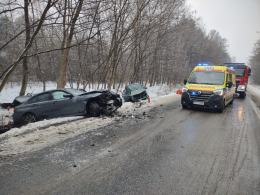 Zderzenie czołowe BMW i Peugeota na drodze wyjazdowej z Namysłowa