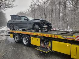 Zderzenie czołowe BMW i Peugeota na drodze wyjazdowej z Namysłowa