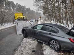 Zderzenie czołowe BMW i Peugeota na drodze wyjazdowej z Namysłowa