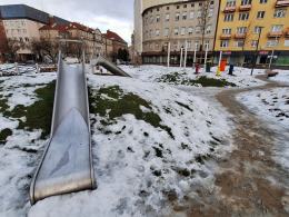 Pamiątkowa tablica Olgi Sipowicz już jest. Czekamy na głos Rady Miasta w sprawie nazwy placu