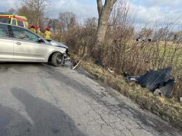 17-latek bez prawa jazdy uderzył w drzewo 