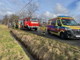 17-latek bez prawa jazdy uderzył w drzewo 