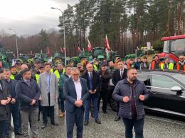 Wiceminister Paweł Gancarz w dialogu z protestującymi rolnikami w Opolskiem