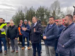 Wiceminister Paweł Gancarz w dialogu z protestującymi rolnikami w Opolskiem