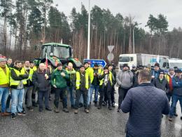 Wiceminister Paweł Gancarz w dialogu z protestującymi rolnikami w Opolskiem