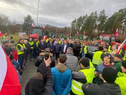 Wiceminister Paweł Gancarz w dialogu z protestującymi rolnikami w Opolskiem