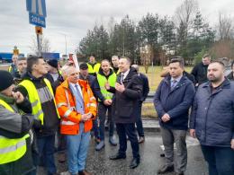 Wiceminister Paweł Gancarz w dialogu z protestującymi rolnikami w Opolskiem