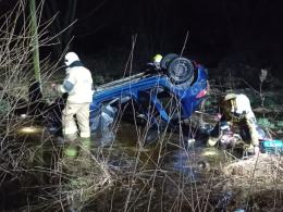 Wypadek na drodze powiatowej - pojazd wylądował na dachu