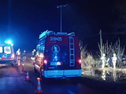 Wypadek na drodze powiatowej - pojazd wylądował na dachu