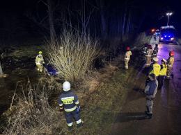 Wypadek na drodze powiatowej - pojazd wylądował na dachu