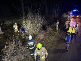 Wypadek na drodze powiatowej - pojazd wylądował na dachu