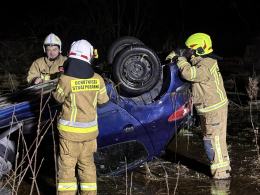 Wypadek na drodze powiatowej - pojazd wylądował na dachu