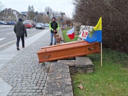 "Nie będziemy umierać". Akcja protestacyjno - informacyjna w centrum Opola