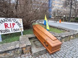 "Nie będziemy umierać". Akcja protestacyjno - informacyjna w centrum Opola