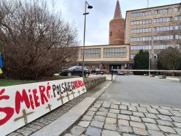 "Nie będziemy umierać". Akcja protestacyjno - informacyjna w centrum Opola
