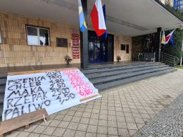 "Nie będziemy umierać". Akcja protestacyjno - informacyjna w centrum Opola