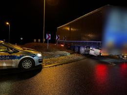 Nietrzeźwy kierujący pojazdem ciężarowym wjechał na środek ronda