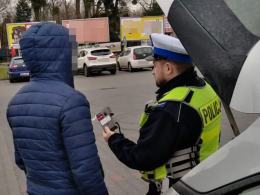 Miał zawieźć dzieci na wycieczkę.... podczas kontroli "wydmuchał" blisko pół promila