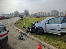 Zderzenie dwóch samochodów przy stacji paliw