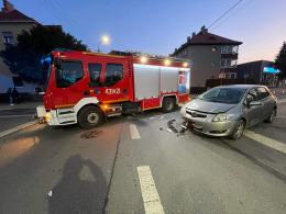 Zderzenie dwóch samochodów w Kluczborku. Poszkodowany rowerzysta.