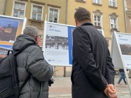 Otwarcie wystawy "Dwie dekady zmian" na opolskim rynku