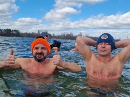 Słoneczne morsowanie na kąpielisku Bolko: zimna woda i ciepło wspólnoty