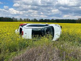 Wypadek na trasie Tułowice Małe - Skarbiszowice: Kierująca Peugeotem dachowała na polu