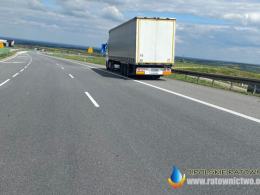 Zderzenie ciężarówki z BMW na autostradzie A4 - jedna osoba poszkodowana