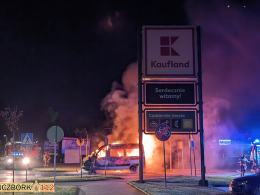 Pożar samochodu na parkingu Kauflandu w Kluczborku